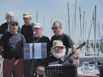 Ein Shanty-Chor singt im Hafen